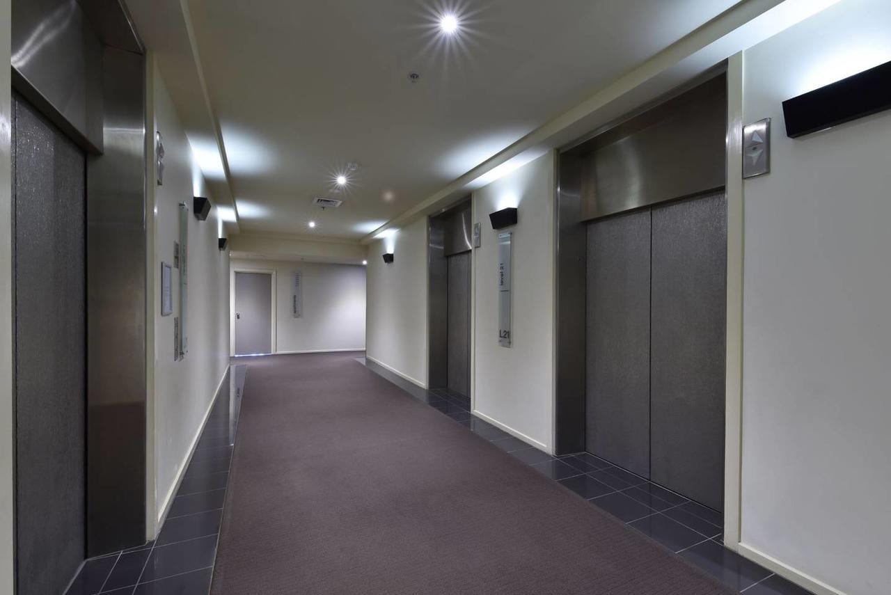 Apartment 3 Bedrooms Above Emporium Shopping Centre *