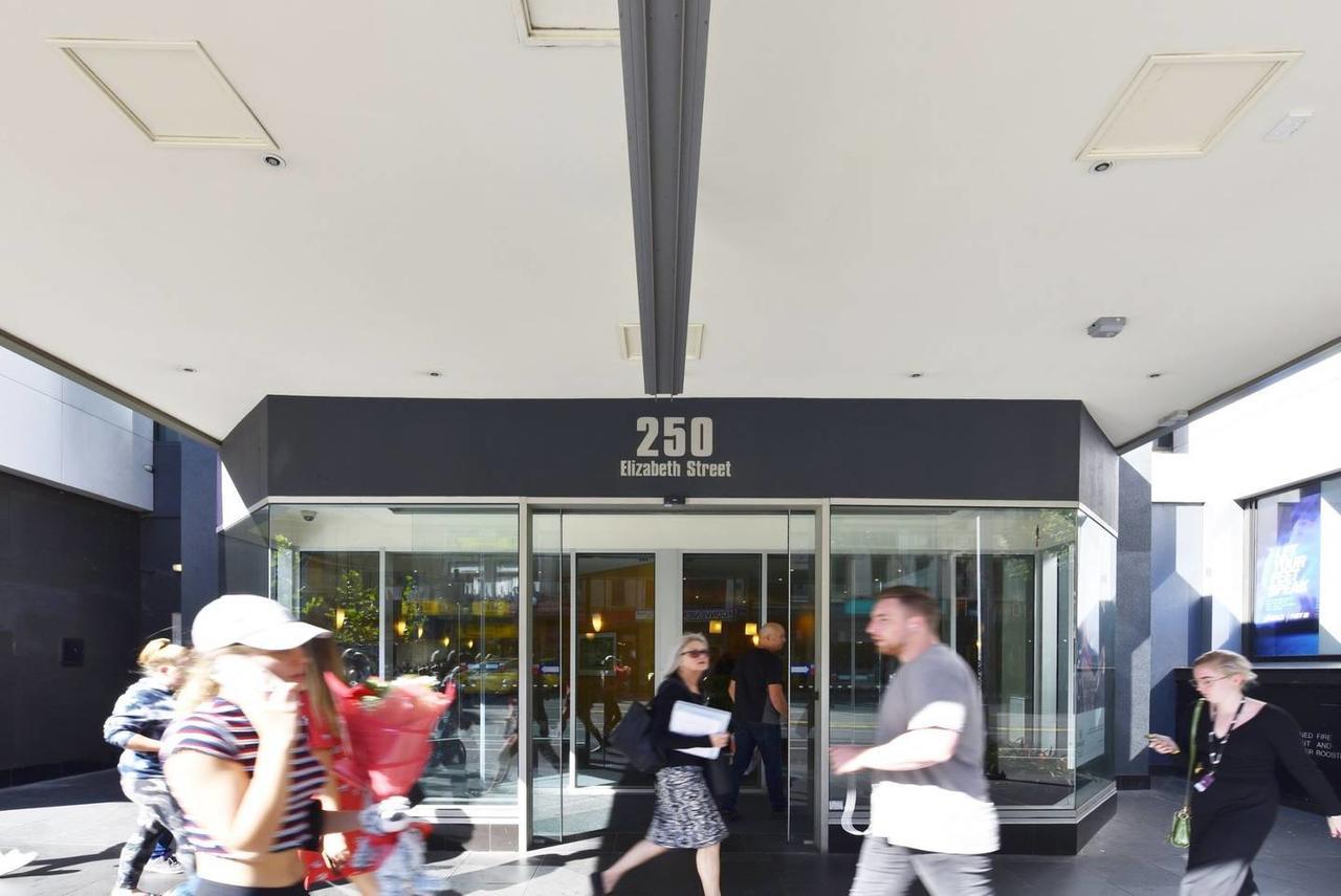 Apartment 3 Bedrooms Above Emporium Shopping Centre
