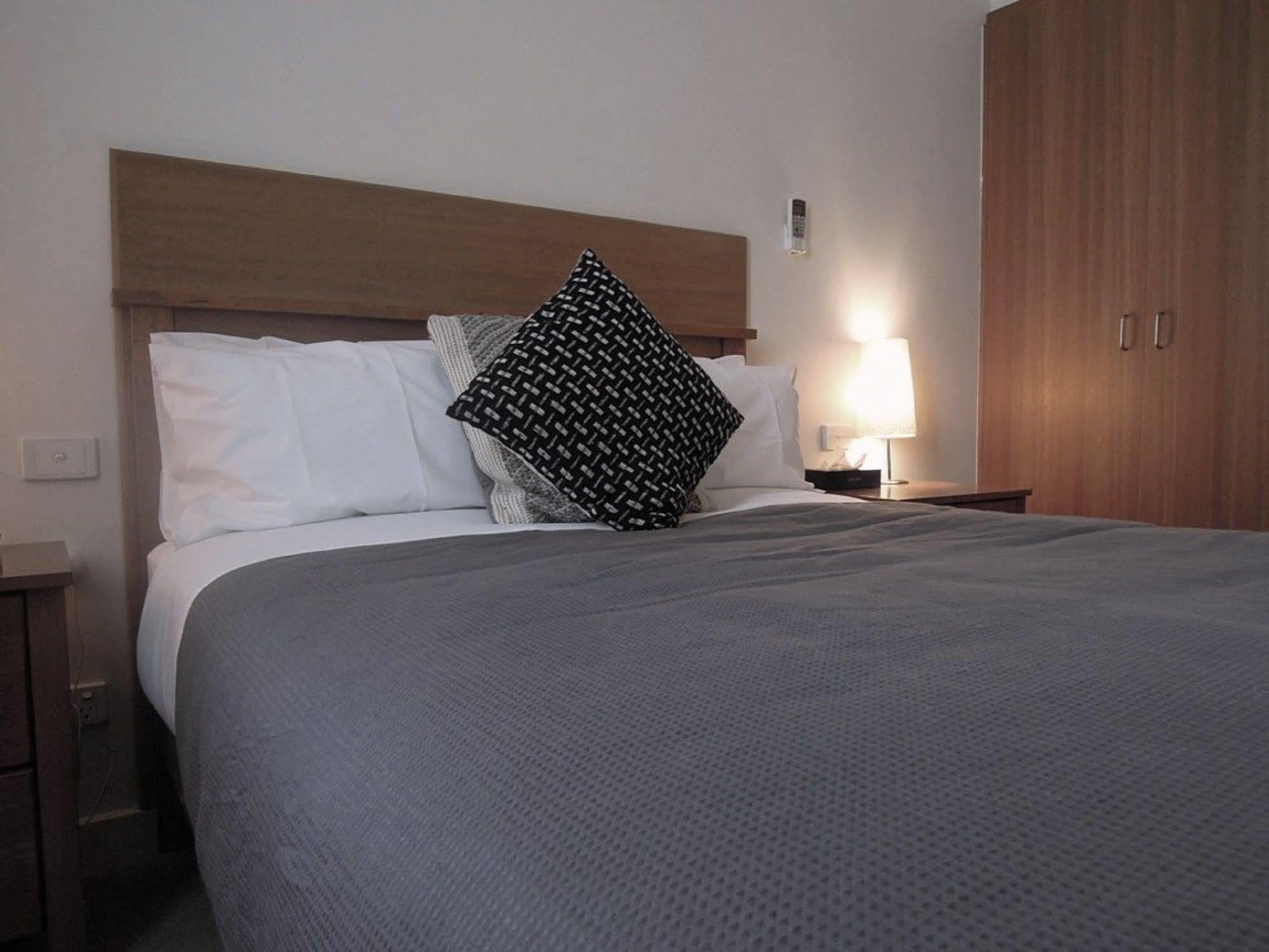 Hotel Plough Melbourne