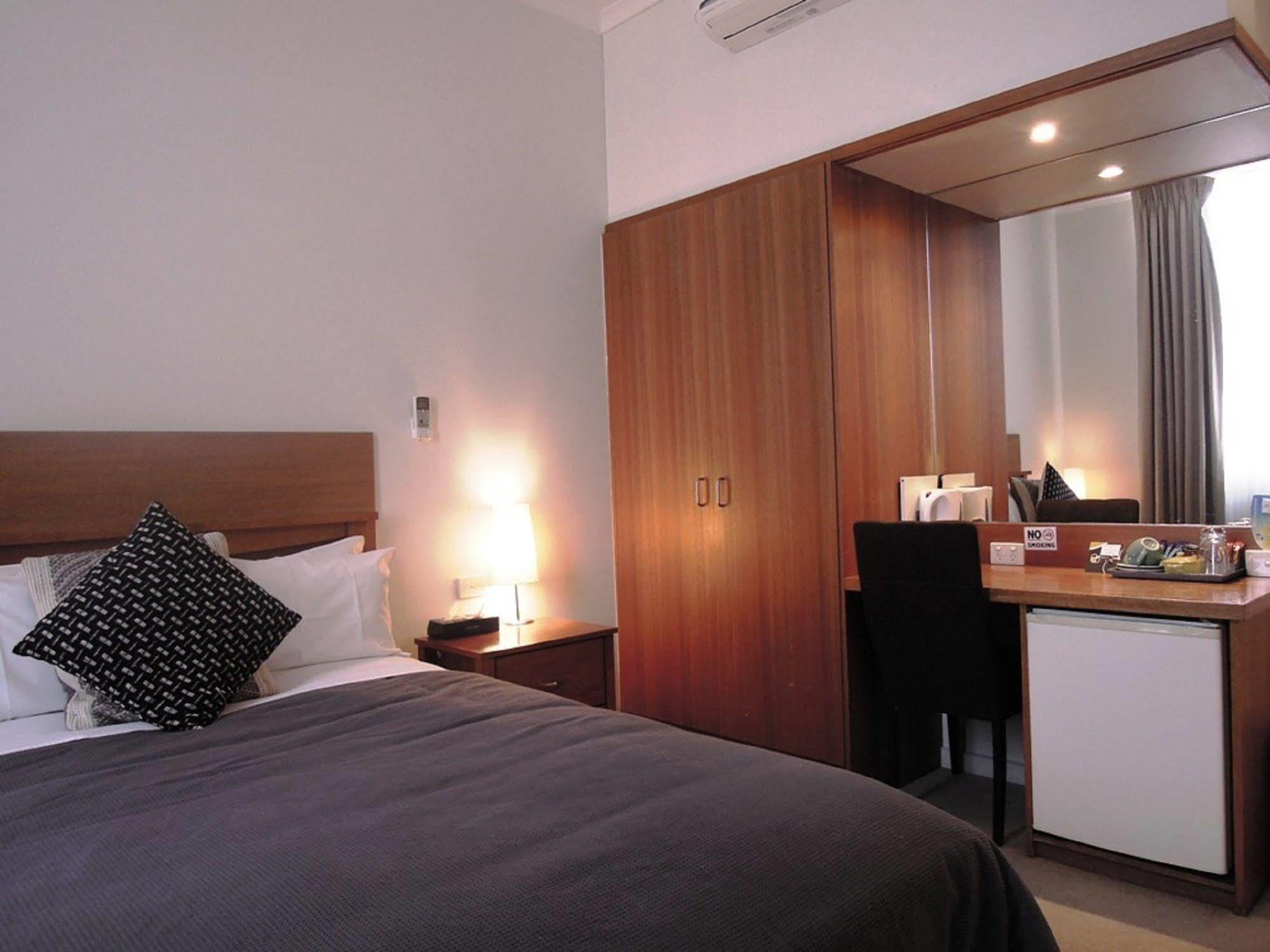 Hotel Plough Melbourne