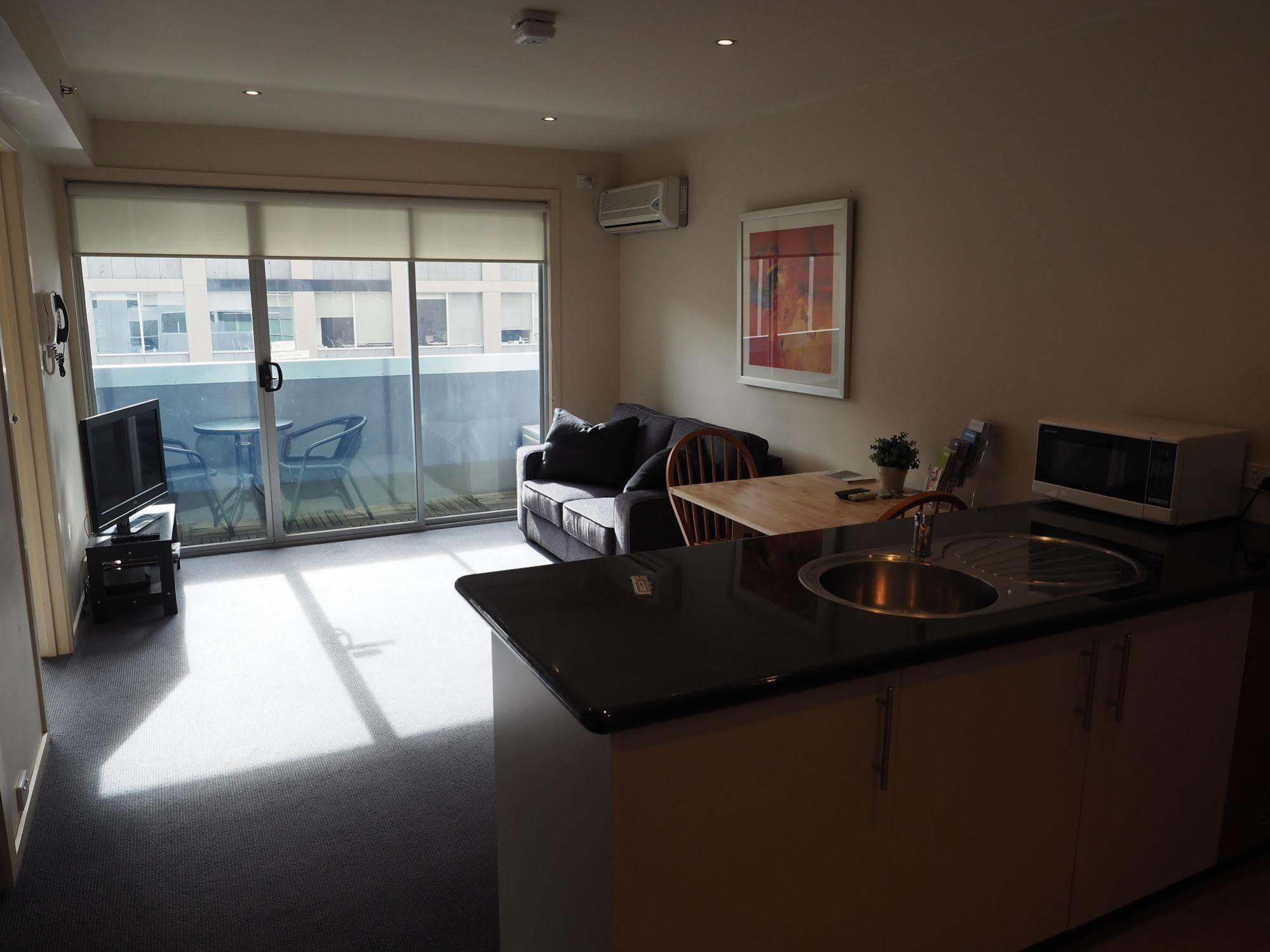 Aparthotel Flinders Lane 4*