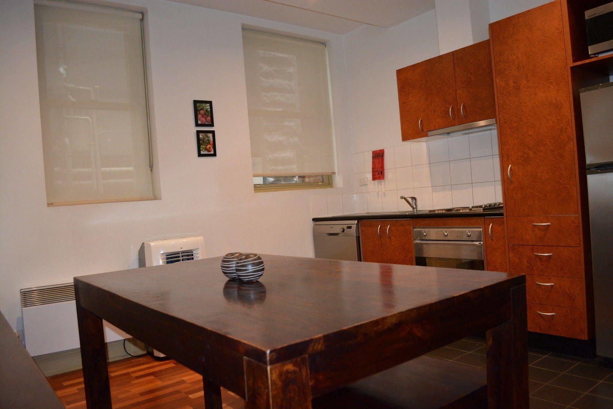 Aparthotel Flinders Lane 4*