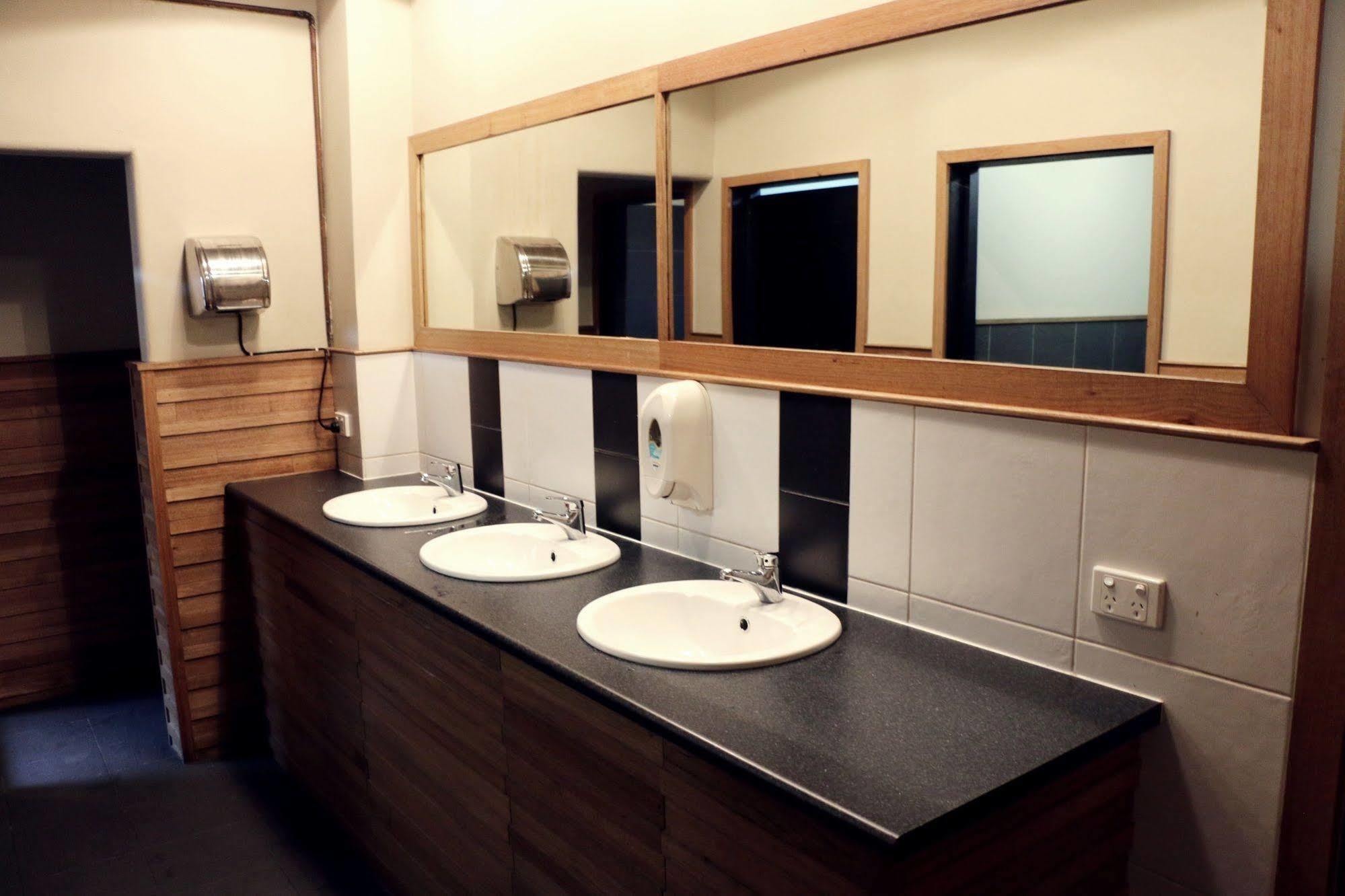 Hostel Nations Backpackers - *
