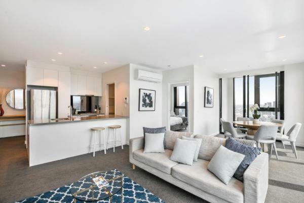 Experience Platinum 4* Melbourne