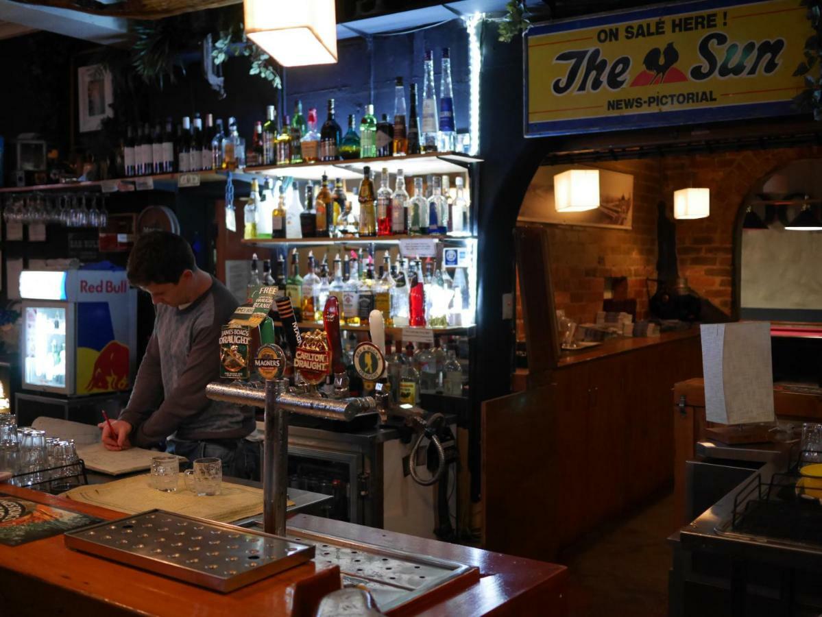 Bev And Mick's International Backpackers At Mcmahon's Hostel *