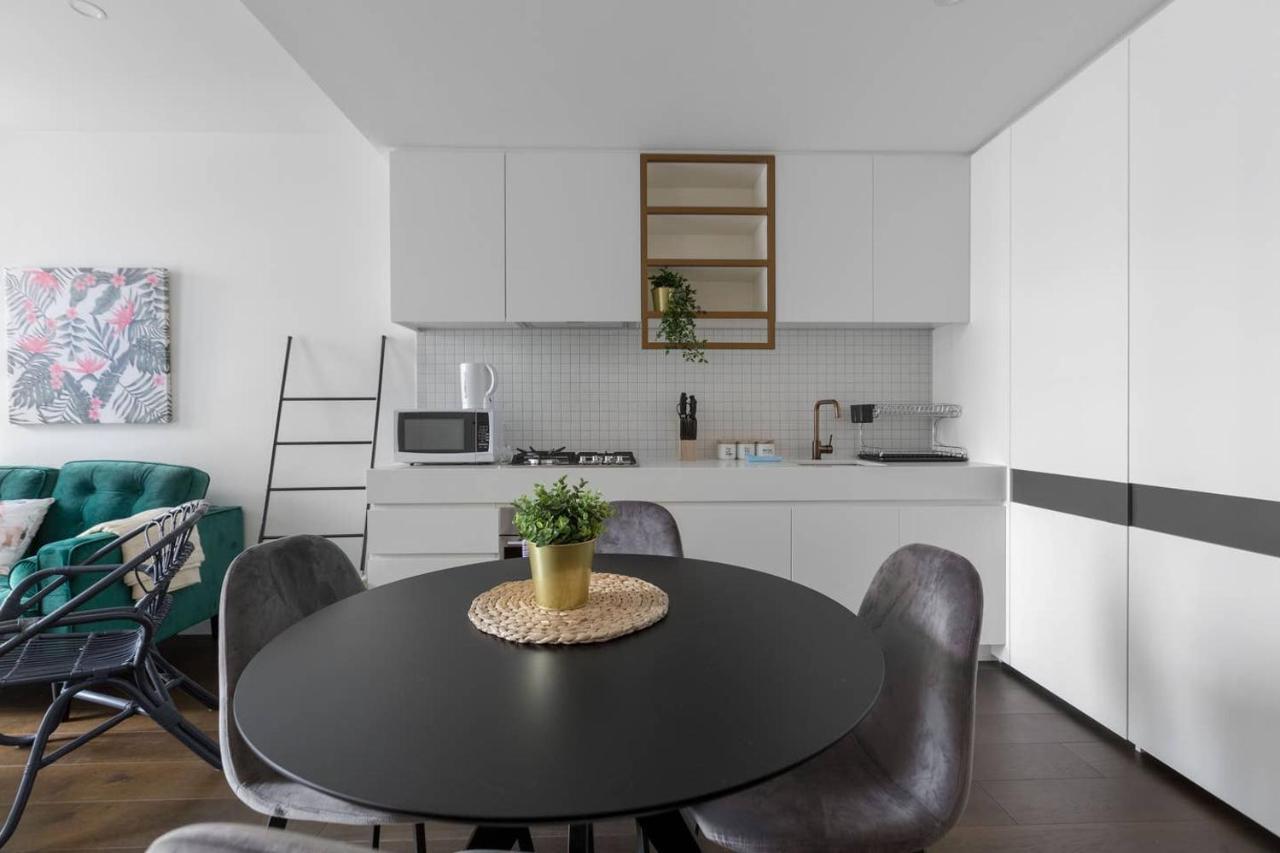 Perfect Location 2 Bdrs Apartment@glen Waverley *