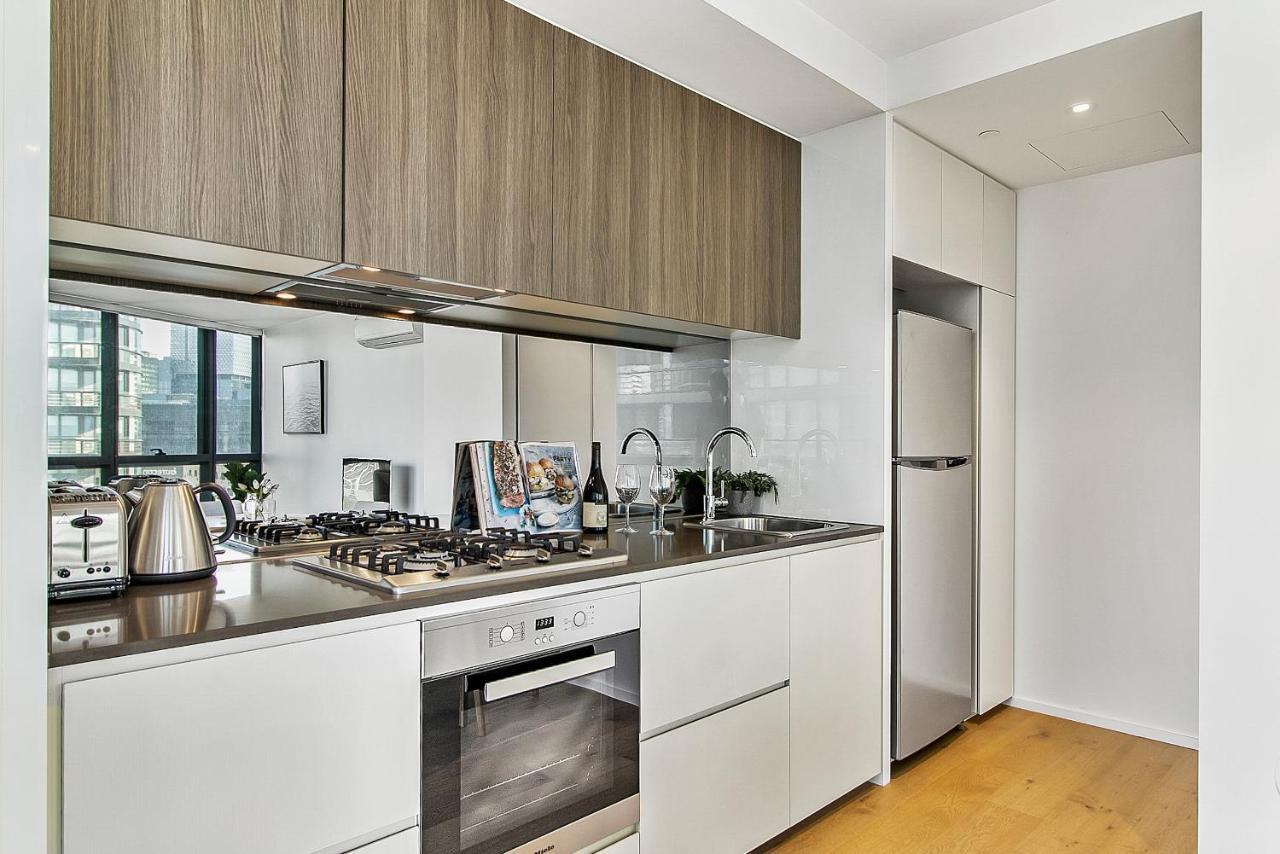 Apartment River Front Balcony Unit With View, Gym, Pool *