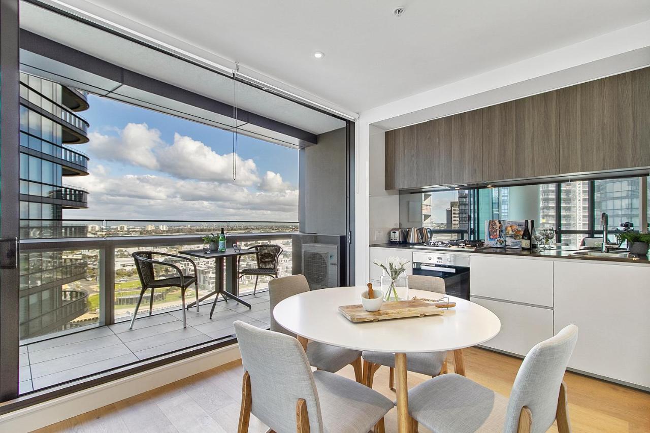 River Front Balcony Unit With View, Gym, Pool Melbourne
