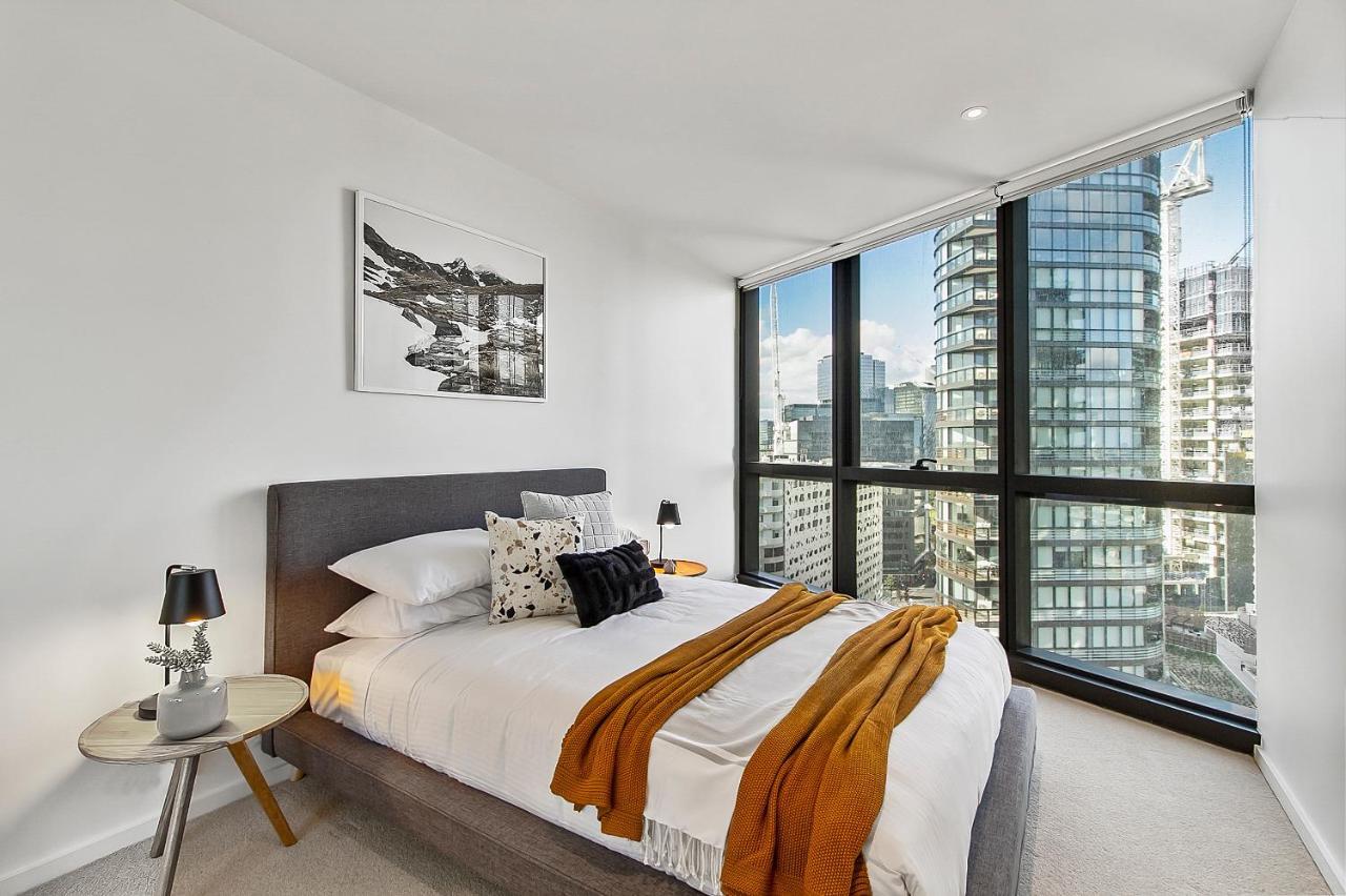 River Front Balcony Unit With View, Gym, Pool Apartment Melbourne
