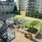 Extra Large 2 Bedroom Apartment In Melbournes Southbank