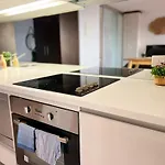 Cosy 2 Beds 2 Baths Apt With Car Park At Southern Cross