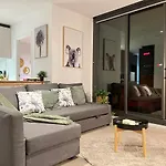 Cosy 2 Beds 2 Baths Apt With Car Park At Southern Cross