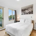 Chic 2-Bed Apartment Near Albert Park & Chapel St