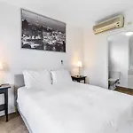 Chic 2-Bed Apartment Near Albert Park & Chapel St
