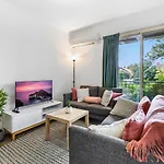 Chic 2-Bed Apartment Near Albert Park & Chapel St