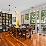 Kensington Escape - Balcony, Bbq And Parking