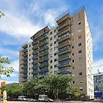 Spacious Apartment Minutes From The Cbd