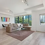 Spacious Apartment Minutes From The Cbd
