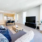 Luxurious 2 Bed Apartment With Captivating View