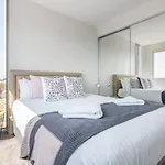 Bright, Open Plan-Living With Stunning City Views