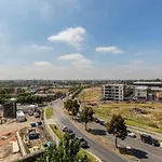 Bright, Open Plan-Living With Stunning City Views