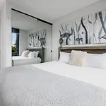 \'The Inner Circle\' Serene Balcony Abode On Cambridge