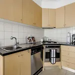 \'Flinders Lane Flair\' Compact City-Centre Comforts
