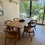 Spacious Apartment Minutes From The Cbd