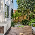 Urban Green - Stylish Courtyard Haven Off Malvern Rd