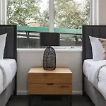 Urban Green - Stylish Courtyard Haven Off Malvern Rd