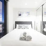 Eq Tower Modern Apartments Melbourne Central Cbd