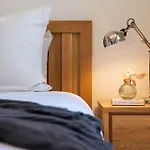 Charming Cottage In Beautiful Hampton