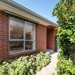 Charming Cottage In Beautiful Hampton