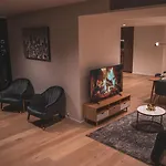 Luxe Panoramic 3 Bedroom Penthouse With Onsite Parking