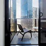\'Skyscape 22\' City-Fringe Retreat Moments From Cbd