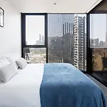 \'Skyscape 22\' City-Fringe Retreat Moments From Cbd