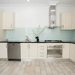 2 Bedrooms House In Carlton Central