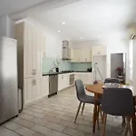 2 Bedrooms House In Carlton Central