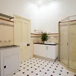 2 Bedrooms House In Carlton Central