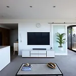 \'Panoramic Elegance\' Stylish Off Chapel St With Pool