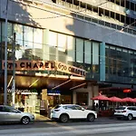 \'Panoramic Elegance\' Stylish Off Chapel St With Pool