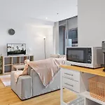 Central 2-Bed Apartment With Parking, Pool And Gym