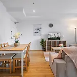 Central 2-Bed Apartment With Parking, Pool And Gym