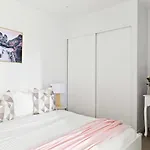 Modern 2Br Apt Next To Victoria Market City Views