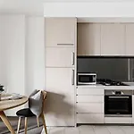 Charming 2Br Apt Near Victoria Market City Views