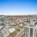 Luxe Panoramic 3 Bedroom Penthouse With Onsite Parking