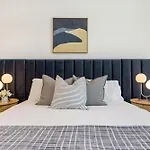 Modern City Apartment With Stunning Cbd Views