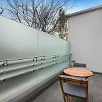 Deluxe 2-Bed Toorak Apartment With Alfresco Dining