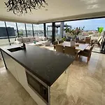 Modern 2Bed Penthouse In St Kilda With Parking & Spa