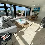 Modern 2Bed Penthouse In St Kilda With Parking & Spa